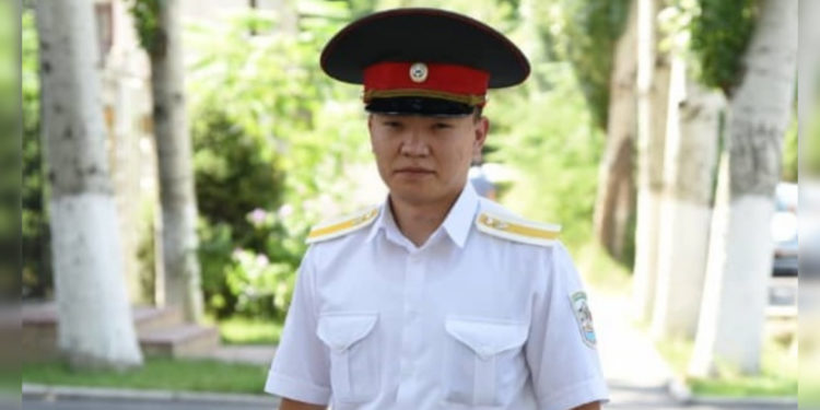 Милиция кызматкери өрттөнүп жаткан батирден эне менен кызын аман алып чыкты