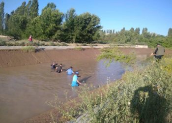 Талас каналына чөгүп кеткен эки өспүрүм кыз. Бирөөсүнүн жансыз денеси табылды