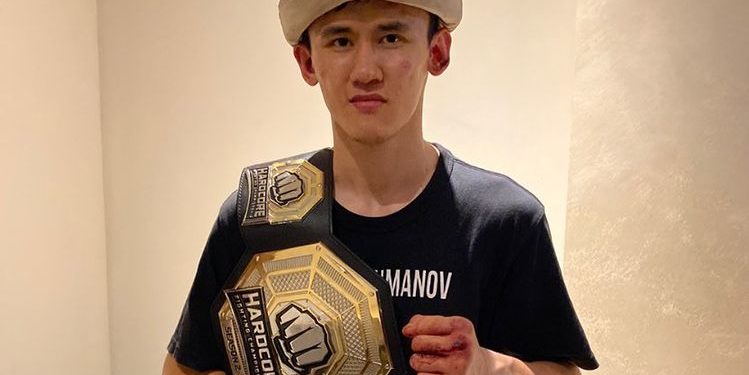 Сүйүнчү! Кыргызстандык мушкер Орусиянын бокс боюнча чемпионун утуп Hardcore FC чемпиону аталды (видео)