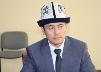 «Парламент менен өкмөттүн мамилеси элдин маанайына таасирин тийгизет». Депутат Кадырбеков ынтымакка чакырды