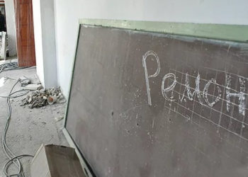 Депутат мектепти оңдоого ата-энелер акча берип жатканын айтты. Министрдин орун басары муну четке какты