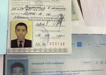 «Биздин ИНН менен башка бирөөгө паспорт беришиптир». Жактоочу 20 жаштагы бала эки жылдан бери паспорт ала албай жүргөнүн айтты
