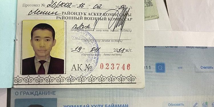«Биздин ИНН менен башка бирөөгө паспорт беришиптир». Жактоочу 20 жаштагы бала эки жылдан бери паспорт ала албай жүргөнүн айтты