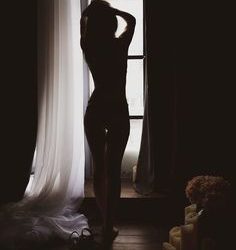 Ганалык жаран кардарынын интимдик сүрөтүн жайылтканы үчүн 14 жылга кесилген