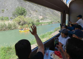 «Муздатуу системасы, панорамалык терезе…». Бишкек 2 — Рыбачье темир жолундагы вагондор жаңыланды