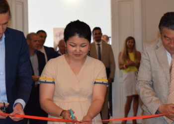 Будапештте скульптор Тамила Маматованын эмгектеринин көргөзмөсү ачылды (сүрөт)