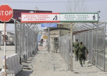 “Достук” көзөмөл-өткөрүү пунктунун аскер кызматкерлери коррупция фактысы боюнча кармалды