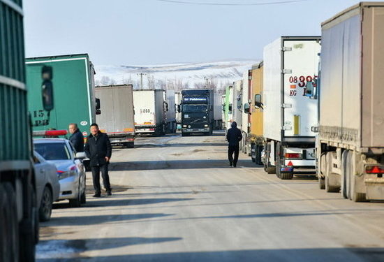 Кордай аркылуу ар бир оор жүк ташуучу унаа контрабандалык товарды алып өтөрү айтылды