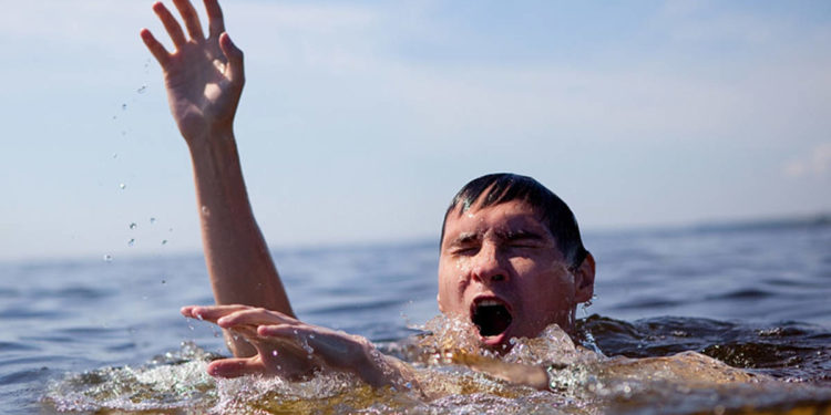 «Кыйкырышпайт, колдорун шилтешпейт». Адамдын сууга чөгүп бараткандагы белгилери