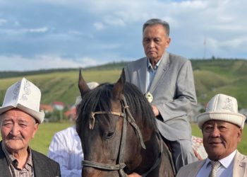 Баян Акматов: «Төкмө акындар биригип Замир Үсөнбаевдин 70 жылдыгына жорго мингиздик»