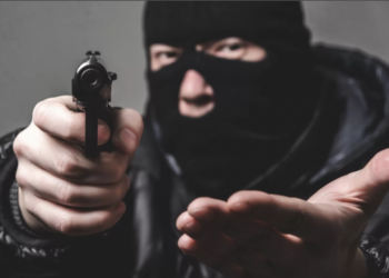 Чүйдө чет өлкөлүк жарандарды сабап, 3 миллион сомду тоноп кетишкен. Шектүүлөрдүн бири котормочу болгон