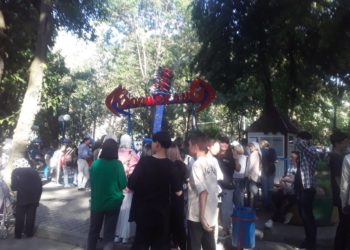 Ыйлаган балдар, нерв болгон энелер… Панфилов сейил багында аттракциондорго сааттап кезекке турушууда (сүрөт)