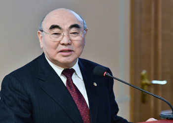 Аскар Акаев Казакстанга лекция окуганы келет