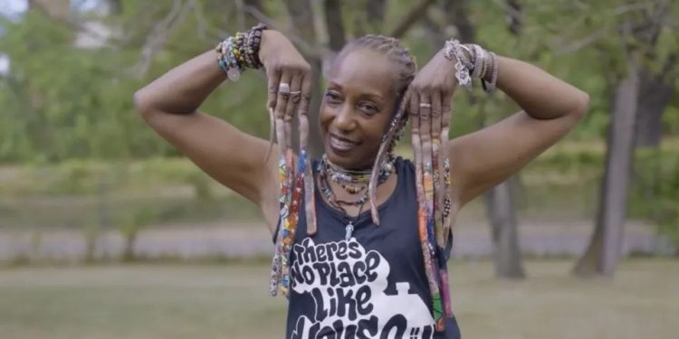 Атың чыкпаса тырмак өстүр! Америкалык айым 33 жыл бою тырмагын өстүрөт (сүрөт)