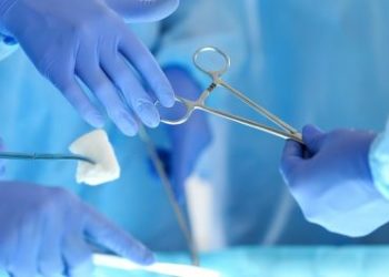 Чек арадагы атышууда жаракат алган чек арачыга операция жасалат