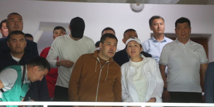 Садыр Жапаров бул сапар футболдук беттешке жубайы жана уулу менен барды