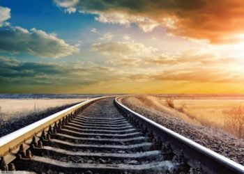 «Жанында блокноту болгон». Чүйдө 13 жаштагы кыз поезд алдында калып көз жумду