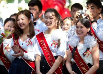 Бүгүн мектептерде акыркы коңгуроо жаңырат