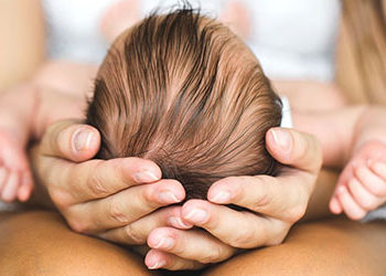 Кыргыз келин Москвада отургучтан таап алган кызды 4 жылдан бери багып келет