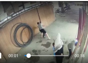 “Строймаркет” соода борборундагы сабоо. Жабырлануучуну жаагын сындыра муштаган мушкер болгону айтылууда