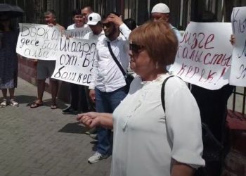 Бишкек шаардык сотунда Мелис Аспековду колдогон митинг өтүп жатат
