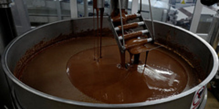 Mars M&M кондитердик фабрикасында эки адам шоколад эриткен идишке түшүп кетишкен
