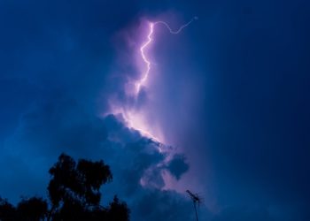 Токмокто чагылган тийип көз жумган окуучу. Кыздар спорттук аянтчада волейбол ойноп жүрүшкөн