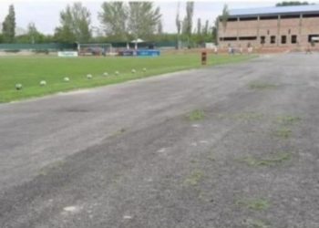 Баткен стадионундагы төшөлгөн асфальтка чыккан чөп. Башкы прокуратура кылмыш ишин козгоду