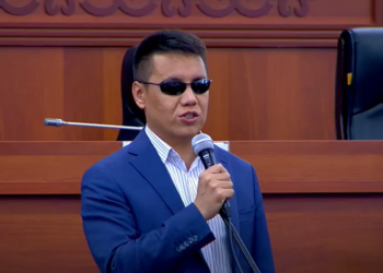 Депутат Бекешев: «5 маал намаз окуган депутаттар казинону колдоп жатышат»