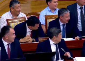 «Бир тешигинен жергиликтүүлөрдү киргизсеңер чатак болот». Депутат казино боюнча оюн айтып, отургандарды күлдүрдү