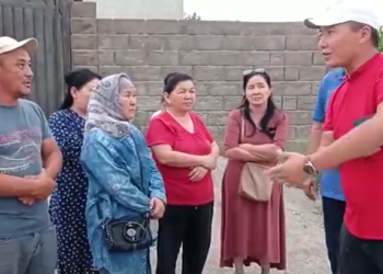 Ак-Ордо конушунун тургундары уурулук кылды делген жаранды байлап салганы үчүн кечирим сурашты (видео)