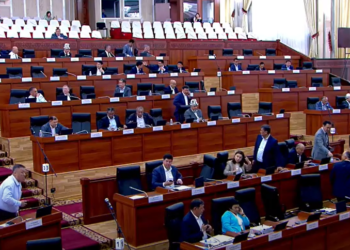 Казино боюнча мыйзам долбоору добуш берүүдө өтпөй, парламентте танапис жарыяланды