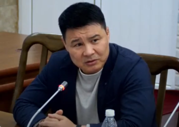 Депутат «Кыргыз темир жолунун» башчысына: «Кооз сүйлөп, ак боло бербей, кимдин таанышы, ким аркылуу ишке келгенин айтыңыз»