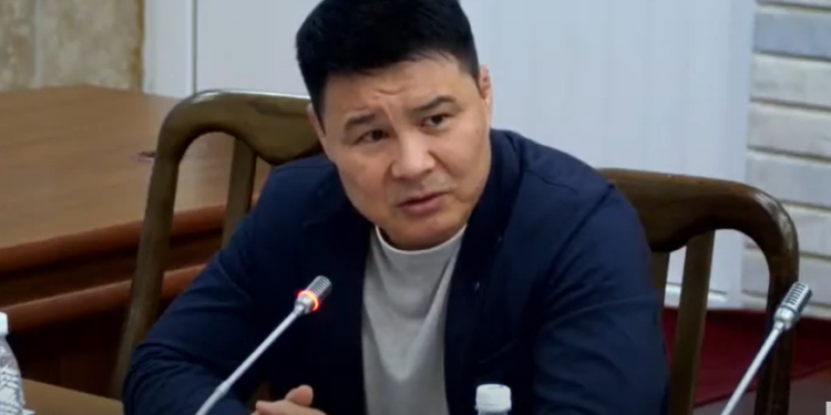 Депутат «Кыргыз темир жолунун» башчысына: «Кооз сүйлөп, ак боло бербей, кимдин таанышы, ким аркылуу ишке келгенин айтыңыз»