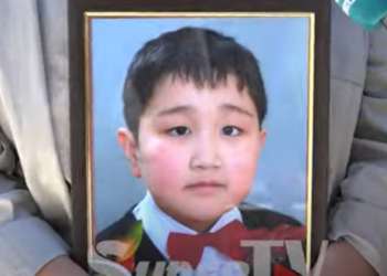 Сууга чөгүп, көз жумган 3-класстын окуучусу. Аквапарктагы куткаруучу кармалды