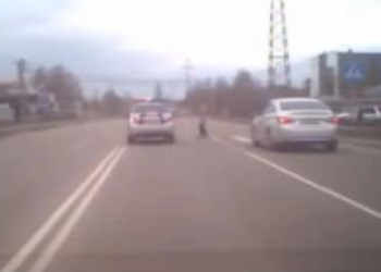 Жөө жүргүнчүнү өткөрбөгөн ИИМдин кызматтык унаасынын айдоочусу айыпка жыгылды