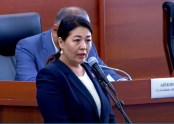 Депутат Сузакта сабалган окуучу кызга психологиялык кысым болуп жатканын айтты