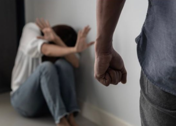 Бишкектин тургуну мурдагы күйөөсү тарабынан сабалганын айтып чыкты. Милиция иш сотко өткөнүн билдирди