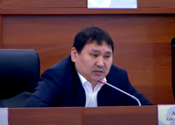 «Атасы үчүн баласы жооп бербейт да». Атамбаев Равшан Жээнбековдун уулу чет өлкөгө чыга албай жатканын айтты