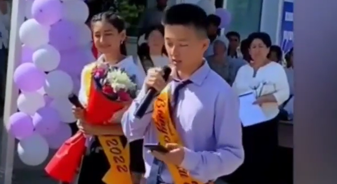 Акыркы коңгуроодо мугалимдерин сындаган окуучу кысым алдында «пранк» деп айтканбы? Расмий жооп