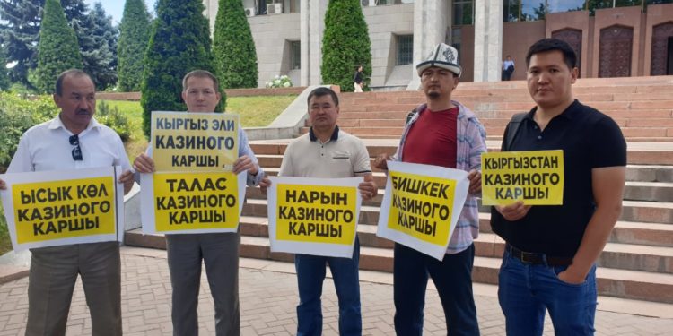 Бишкекте казиного каршы митинг өтүп жатат (сүрөт)