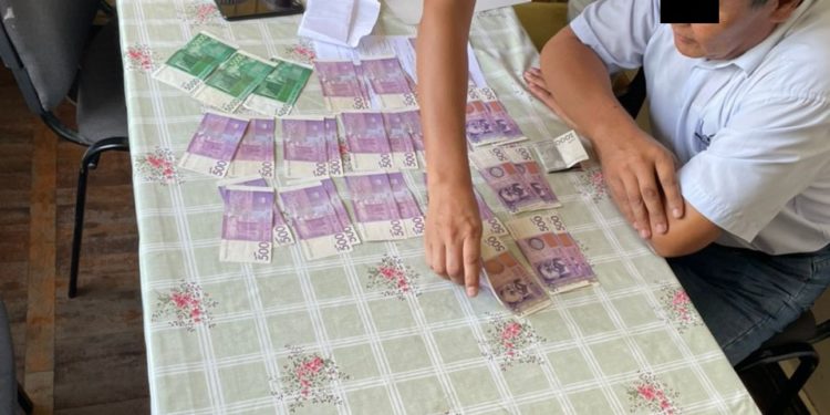 Милянфан айыл өкмөтүнүн башкы адиси УКМКнын кызматкерине пара берип жаткан жеринен кармалды