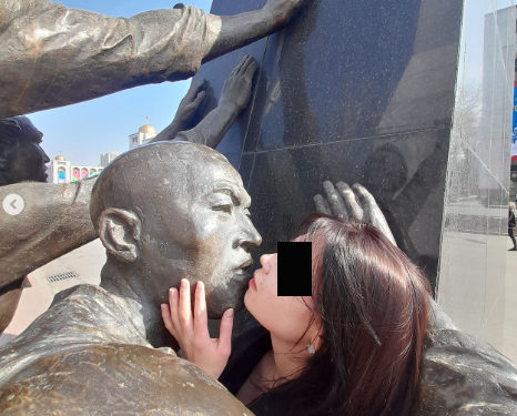 Жаш кыздын Апрель революциясынын баатырларына арналган эстеликтен түшкөн сүрөтү талкуу жаратууда