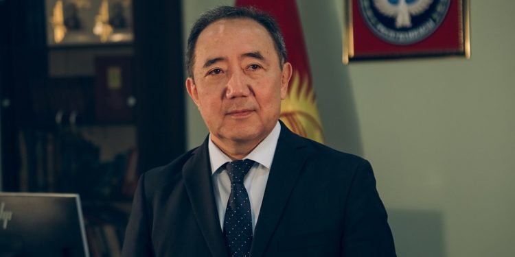 Министр аз камсыз болгон 2800 үй-бүлөгө 100 миң сомдон берилерин айтты