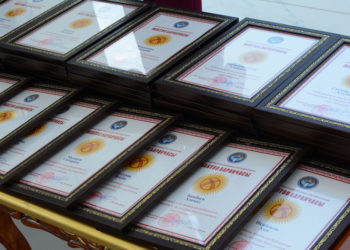 Жалал-Абадда 1 окуучунун «Алтын сертификат» алышы. Билим берүү тармагында ийгиликсиз иштегендердин жумуш орду каралары айтылды