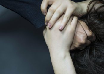 «Атам апамды өлтүрүп салабы деп корком». Бишкекте кыздын «чара көрбөй жатышат» дегени боюнча милиция маалымат берди