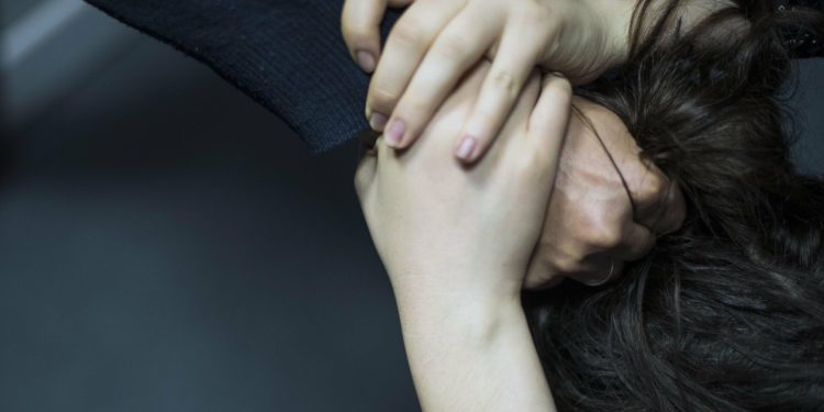 «Атам апамды өлтүрүп салабы деп корком». Бишкекте кыздын «чара көрбөй жатышат» дегени боюнча милиция маалымат берди