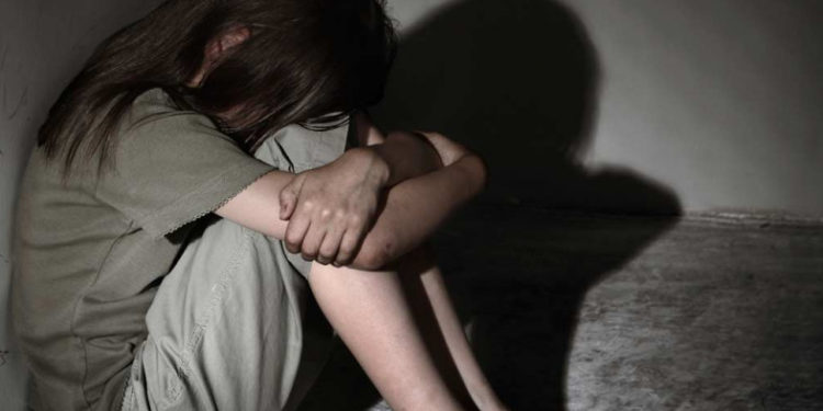 16 жашар кызды зордуктоого шектелгендерди сот залынан бошоткон судья отставкага кетти