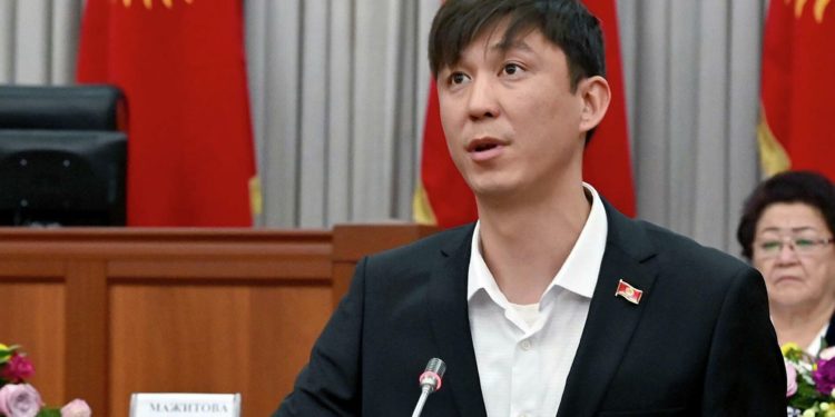 «3 баласы, келинчеги болгонун жашырып жүрөт». Депутат Эрулан Кокулов ал тууралуу сөз тараткан аялдан далил талап кылды