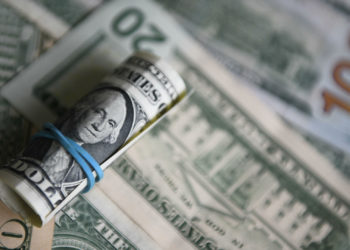 АКШнын тургуну үйүн оңдоп жатып көп акча таап алган